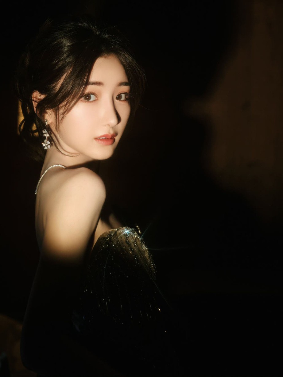 Mỹ nh&acirc;n đẹp nhất xứ Trung đua nhau mặc thiết kế của người Việt - Ảnh 1.