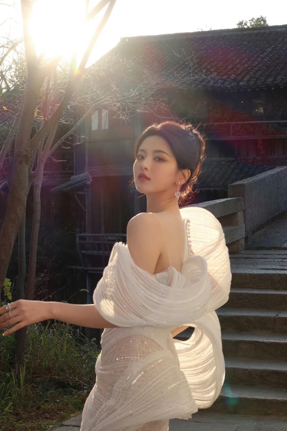 Mỹ nh&acirc;n đẹp nhất xứ Trung đua nhau mặc thiết kế của người Việt - Ảnh 9.