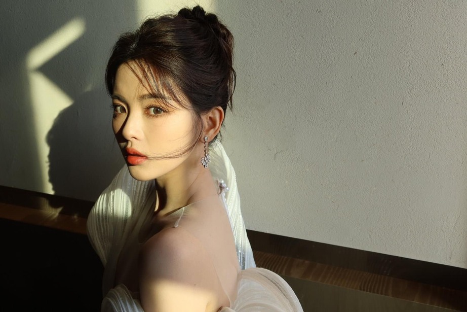 Mỹ nh&acirc;n đẹp nhất xứ Trung đua nhau mặc thiết kế của người Việt - Ảnh 10.