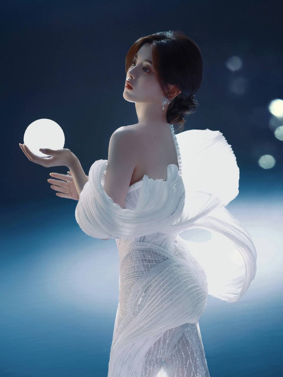 Mỹ nh&acirc;n đẹp nhất xứ Trung đua nhau mặc thiết kế của người Việt - Ảnh 13.