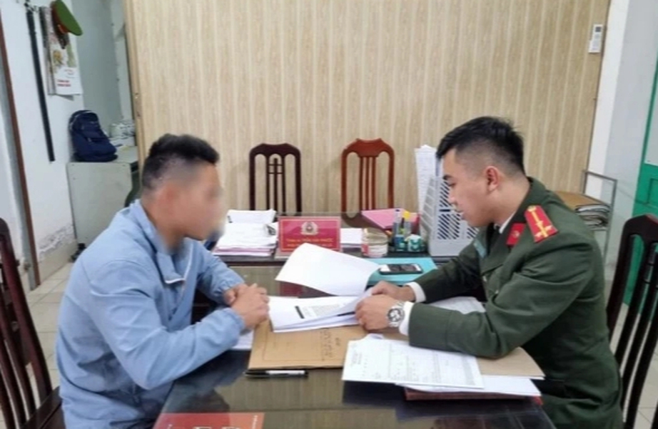 Bị phạt 7,5 triệu đồng v&igrave; ph&aacute;t trực tiếp video cảnh c&ocirc;ng an kiểm so&aacute;t nồng độ cồn - Ảnh 1.