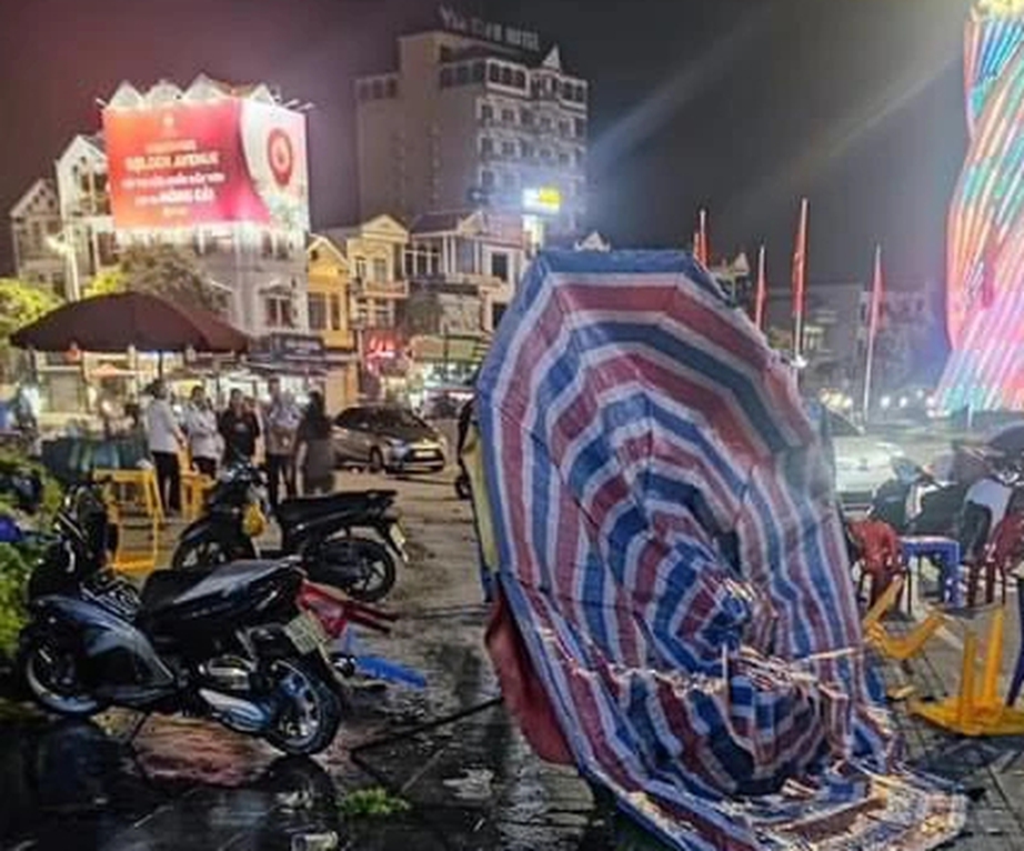 Va chạm &ocirc; t&ocirc; li&ecirc;n ho&agrave;n ở Quảng Ninh, nam thanh ni&ecirc;n ngồi qu&aacute;n nước ven đường nhập viện - Ảnh 3.