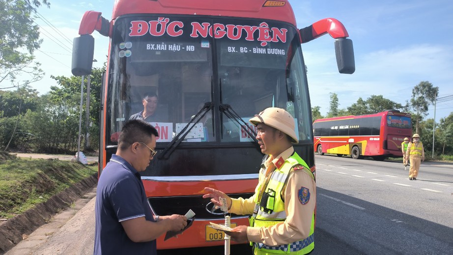 Nửa tháng tổng kiểm soát xe khách, xe chở hàng hóa bằng container, CSGT Hà Tĩnh đã xử phạt 438 triệu đồng - Ảnh 1. Nửa tháng tổng kiểm soát xe khách, xe chở hàng hóa bằng container, CSGT Hà Tĩnh đã xử phạt 438 triệu đồng - Ảnh 1.