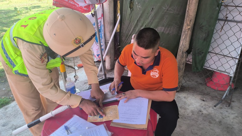 Nửa tháng tổng kiểm soát xe khách, xe chở hàng hóa bằng container, CSGT Hà Tĩnh đã xử phạt 438 triệu đồng - Ảnh 2. Nửa tháng tổng kiểm soát xe khách, xe chở hàng hóa bằng container, CSGT Hà Tĩnh đã xử phạt 438 triệu đồng - Ảnh 2.