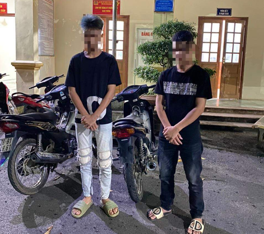 Ho&agrave; B&igrave;nh: 2 thanh ni&ecirc;n nhiều lần lạng l&aacute;ch, r&uacute; ga tr&ecirc;u chọc CSGT - Ảnh 1.