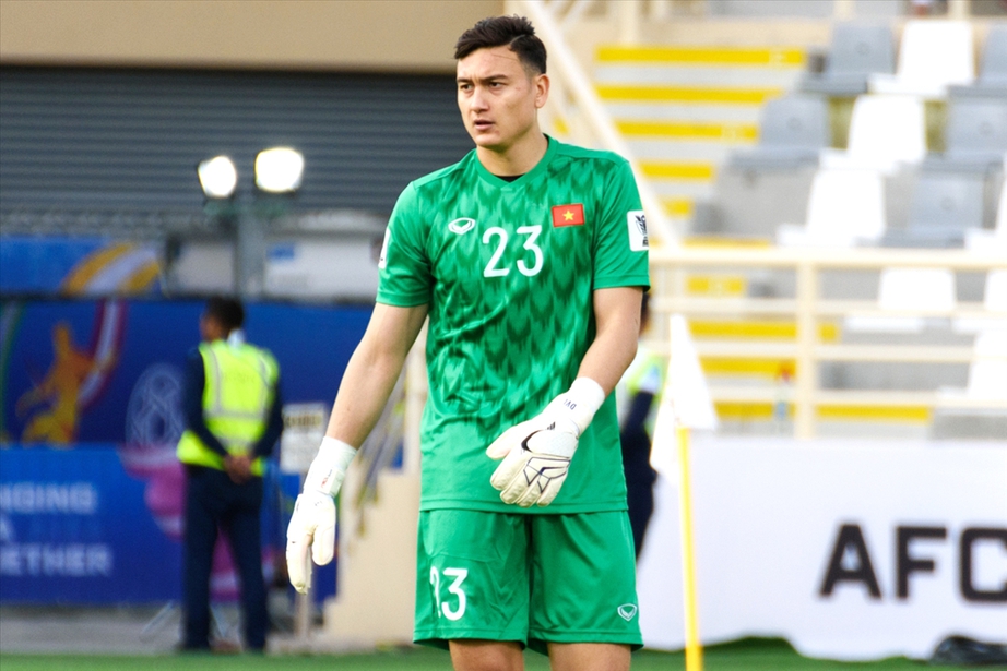 Thủ m&ocirc;n số 1 Việt Nam bị đội b&oacute;ng V-League từ chối v&igrave; mức lương kh&ocirc;ng tưởng - Ảnh 1.