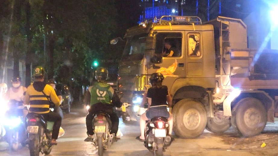 H&agrave; Nội: Ph&aacute;t hiện xe "hổ vồ" vi phạm tải trọng 2 lần trong 3 ng&agrave;y - Ảnh 1.