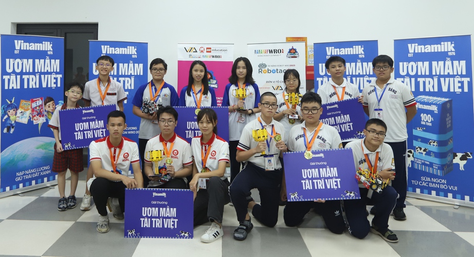 C&aacute;c đội v&ocirc; địch 5 bảng h&agrave;o hứng nhận giải thưởng "Ươm mầm t&agrave;i tr&iacute; Việt" từ Vinamilk