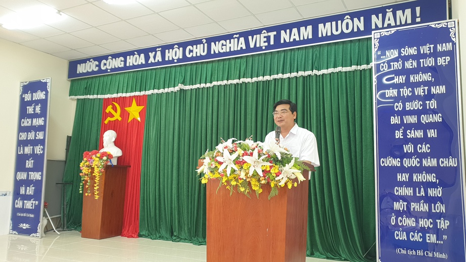 B&aacute;o Giao th&ocirc;ng v&agrave; nh&agrave; t&agrave;i trợ tặng h&agrave;ng ng&agrave;n cuốn s&aacute;ch, vở cho học sinh ở Cần Thơ - Ảnh 2.