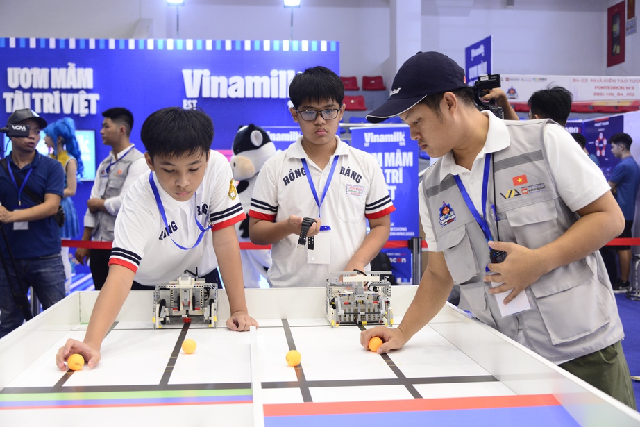 Nh&agrave; v&ocirc; địch Quang Minh v&agrave; H&ugrave;ng Anh thể hiện xuất sắc ở bảng B5