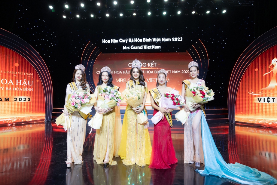 Quý bà từng bị trầm cảm đăng quang Mrs Grand Vietnam 2023 - Ảnh 1. Quý bà từng bị trầm cảm đăng quang Mrs Grand Vietnam 2023 - Ảnh 1.