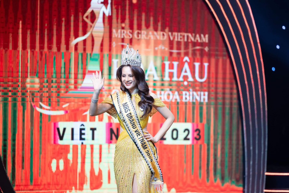 Quý bà từng bị trầm cảm đăng quang Mrs Grand Vietnam 2023 - Ảnh 2. Quý bà từng bị trầm cảm đăng quang Mrs Grand Vietnam 2023 - Ảnh 2.