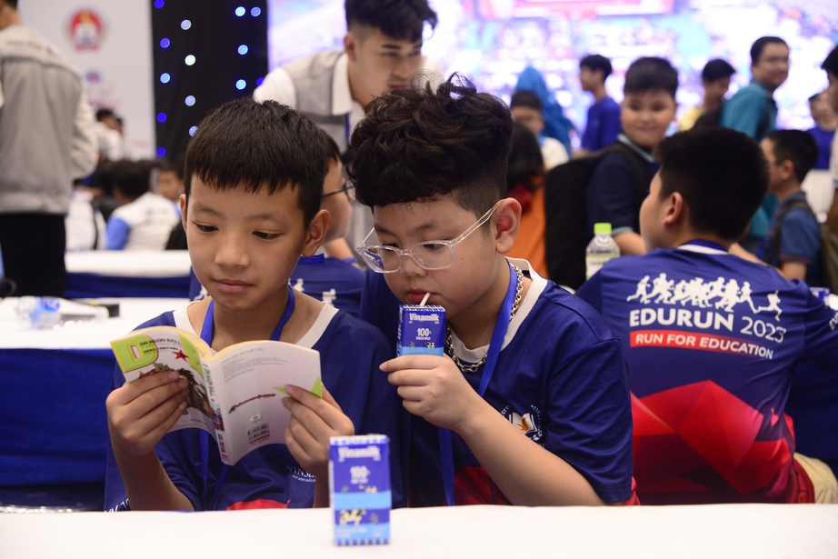 Th&iacute; sinh nạp dinh dưỡng từ sữa tươi Vinamilk 100% thơm ngon trước phần thi.