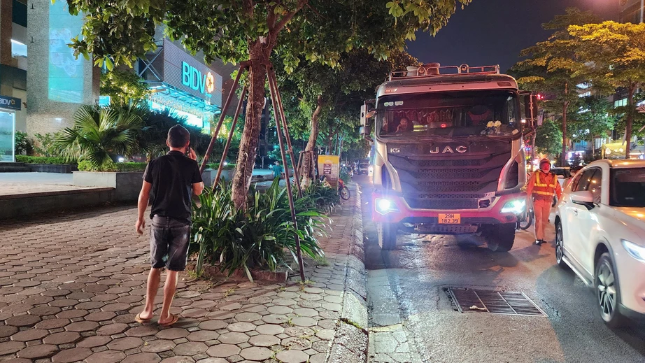 H&agrave; Nội: Ph&aacute;t hiện xe "hổ vồ" vi phạm tải trọng 2 lần trong 3 ng&agrave;y - Ảnh 4.