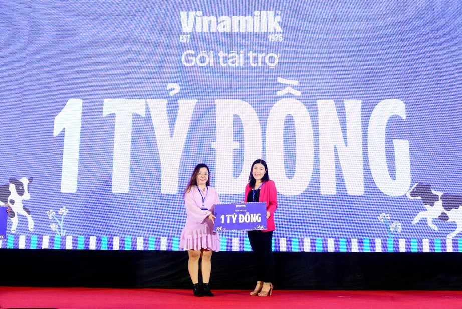 Đại diện Vinamilk trao bảng t&agrave;i trợ 1 tỷ đồng cho ban tổ chức