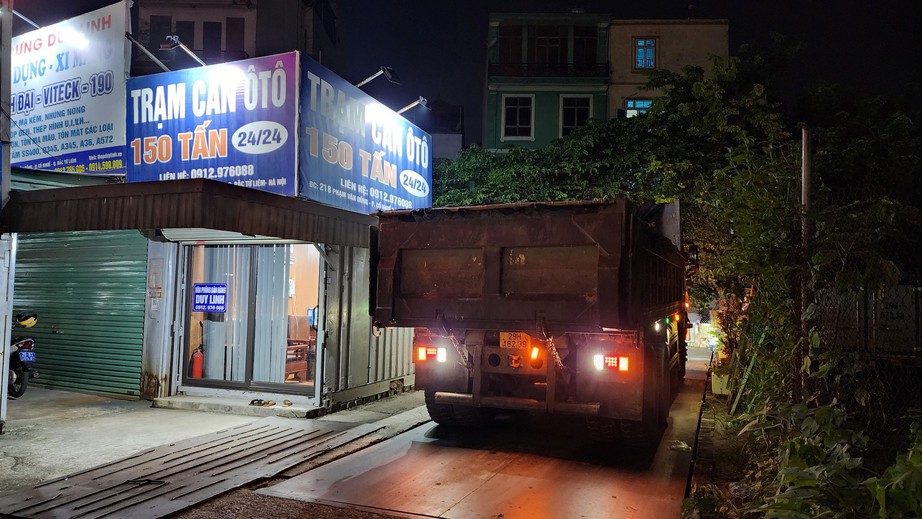 H&agrave; Nội: Ph&aacute;t hiện xe "hổ vồ" vi phạm tải trọng 2 lần trong 3 ng&agrave;y - Ảnh 6.