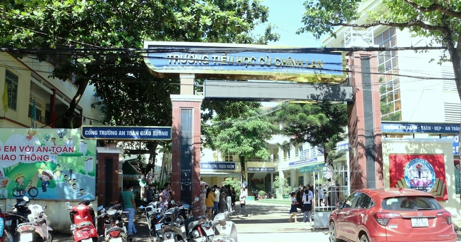 Điều chuyển c&ocirc; gi&aacute;o sau vụ bị phụ huynh căng băng r&ocirc;n - Ảnh 1.