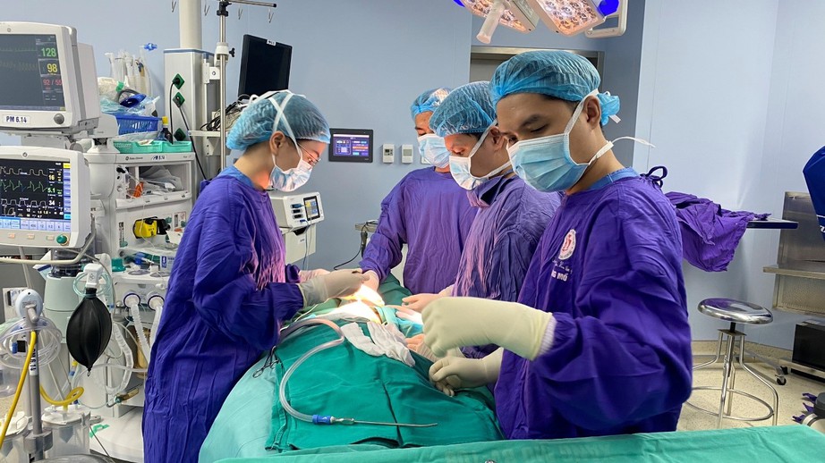 Nặn đầy dịch mủ từ ổ áp xe má cho cô gái ham tiêm filler làm đẹp - Ảnh 1. Nặn đầy dịch mủ từ ổ áp xe má cho cô gái ham tiêm filler làm đẹp - Ảnh 1.