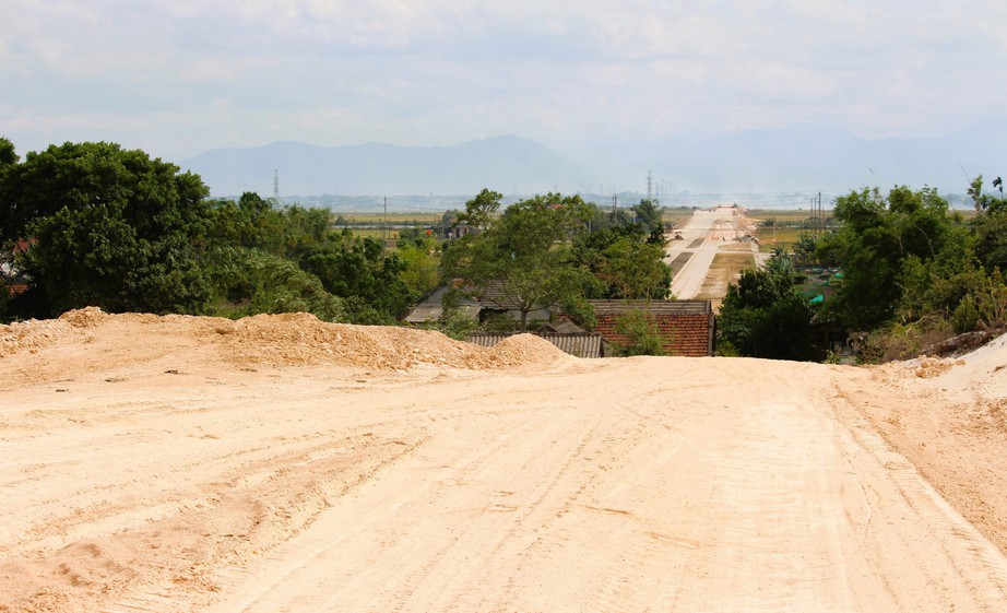 Dự &aacute;n đường cứu hộ, cứu nạn 16km hơn 10 năm chưa xong ở Huế - Ảnh 1.