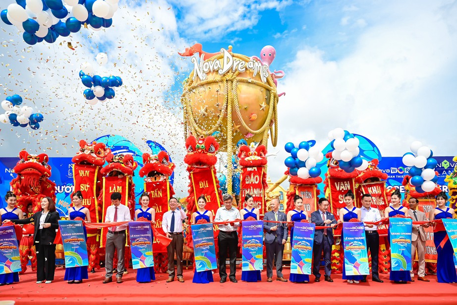 B&igrave;nh Thuận bắn ph&aacute;o hoa, khai trương c&ocirc;ng vi&ecirc;n nước 7ha mừng lễ 2/9 - Ảnh 1.