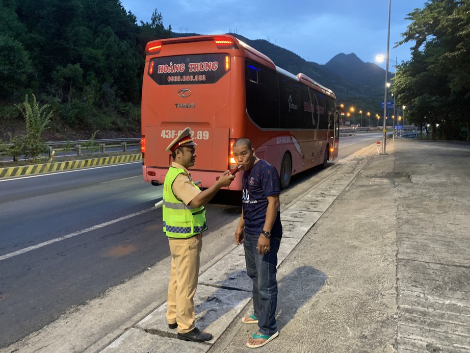 Người d&acirc;n bắt đầu nghỉ lễ 2/9, t&igrave;nh h&igrave;nh t&agrave;u xe, giao th&ocirc;ng ra sao? - Ảnh 2.