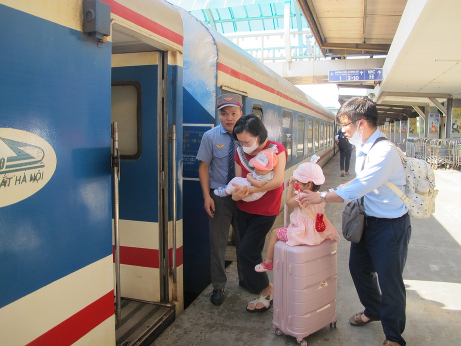 Người d&acirc;n th&agrave;nh phố bắt đầu đi nghỉ lễ, t&igrave;nh h&igrave;nh giao th&ocirc;ng ra sao? - Ảnh 2.