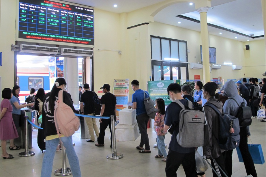 Người d&acirc;n th&agrave;nh phố bắt đầu đi nghỉ lễ, t&igrave;nh h&igrave;nh giao th&ocirc;ng ra sao? - Ảnh 1.