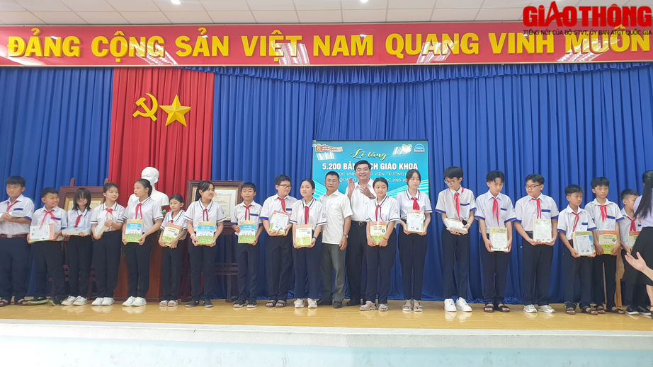 B&aacute;o Giao th&ocirc;ng v&agrave; nh&agrave; t&agrave;i trợ tặng h&agrave;ng ng&agrave;n cuốn s&aacute;ch, vở cho học sinh ở Cần Thơ - Ảnh 1.
