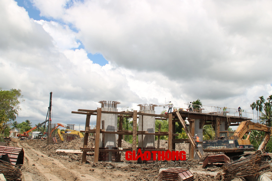 Cao tốc Cần Thơ-C&agrave; Mau thi c&ocirc;ng suốt kỳ nghỉ Lễ 2/9 - Ảnh 1.