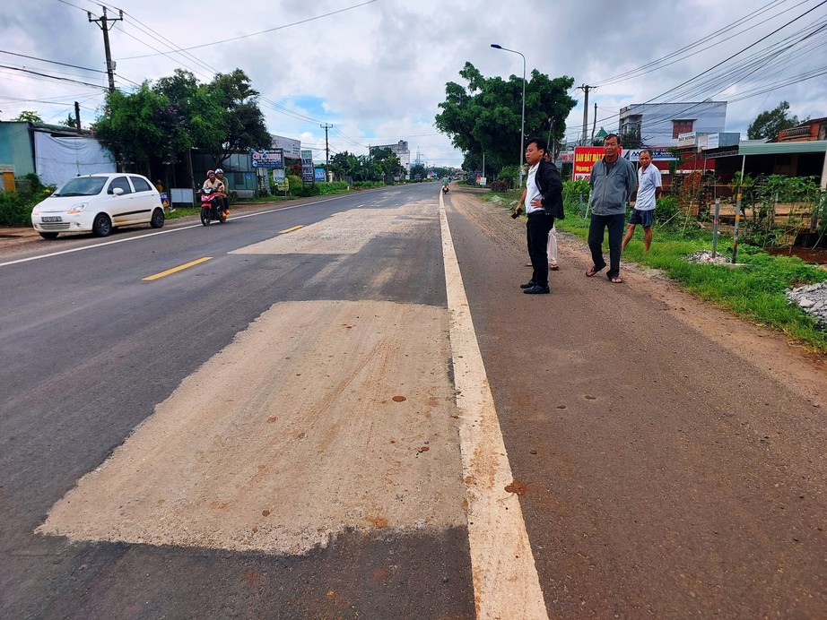 Đường bê tông nhựa lại chám bằng xi măng: Cơ quan chức năng Gia Lai nói gì? - Ảnh 1. Đường bê tông nhựa lại chám bằng xi măng: Cơ quan chức năng Gia Lai nói gì? - Ảnh 1.