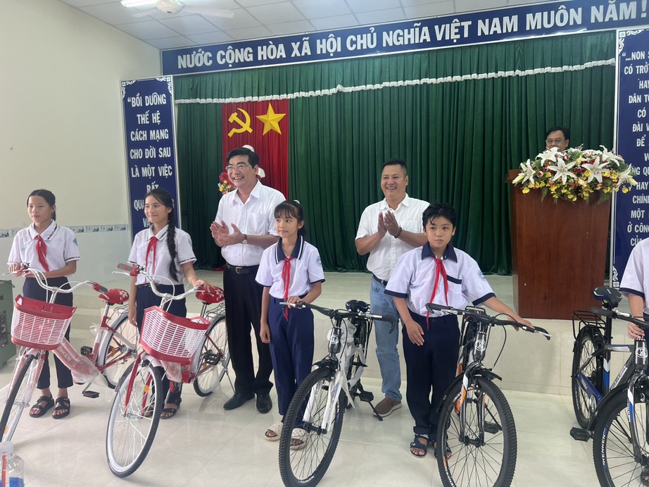 B&aacute;o Giao th&ocirc;ng v&agrave; nh&agrave; t&agrave;i trợ tặng h&agrave;ng ng&agrave;n cuốn s&aacute;ch, vở cho học sinh ở Cần Thơ - Ảnh 3.