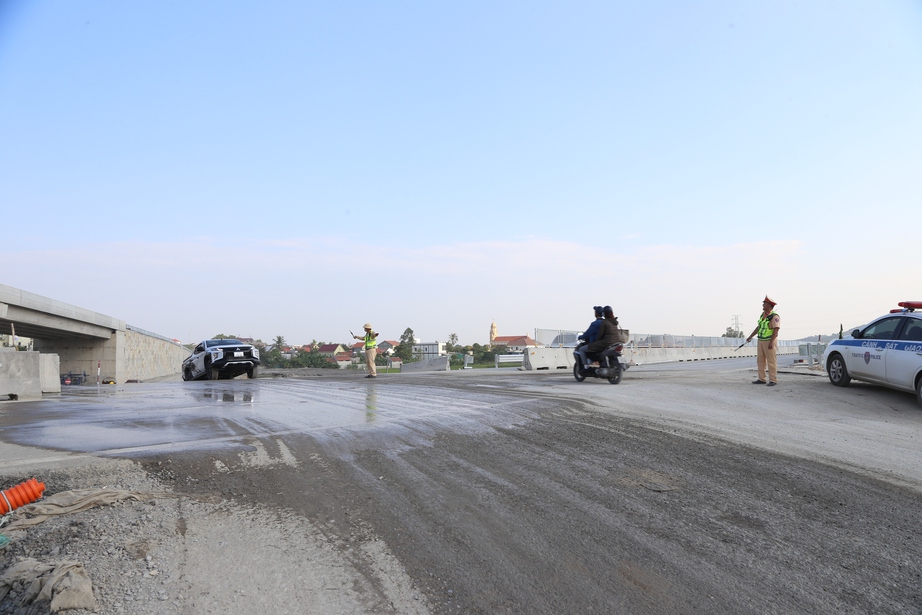 Tổ chức ph&acirc;n luồng, đảm bảo giao th&ocirc;ng tại c&aacute;c n&uacute;t giao l&ecirc;n xuống cao tốc qua Nghệ An - Ảnh 1.