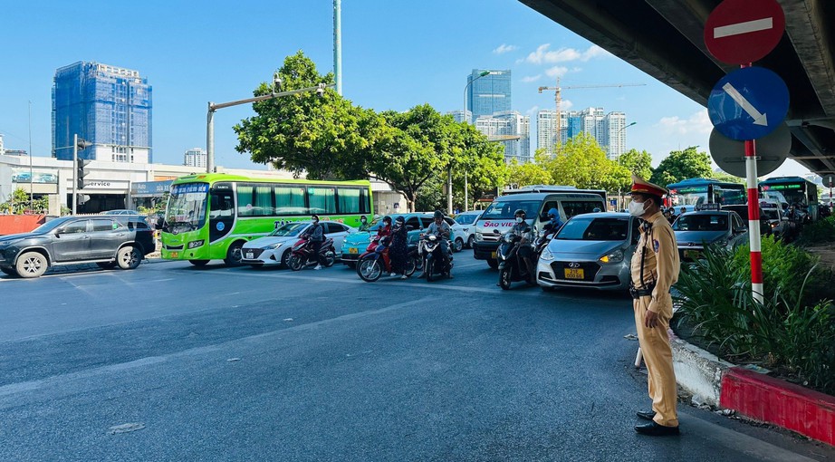 Người d&acirc;n th&agrave;nh phố bắt đầu đi nghỉ lễ, t&igrave;nh h&igrave;nh giao th&ocirc;ng ra sao? - Ảnh 3.