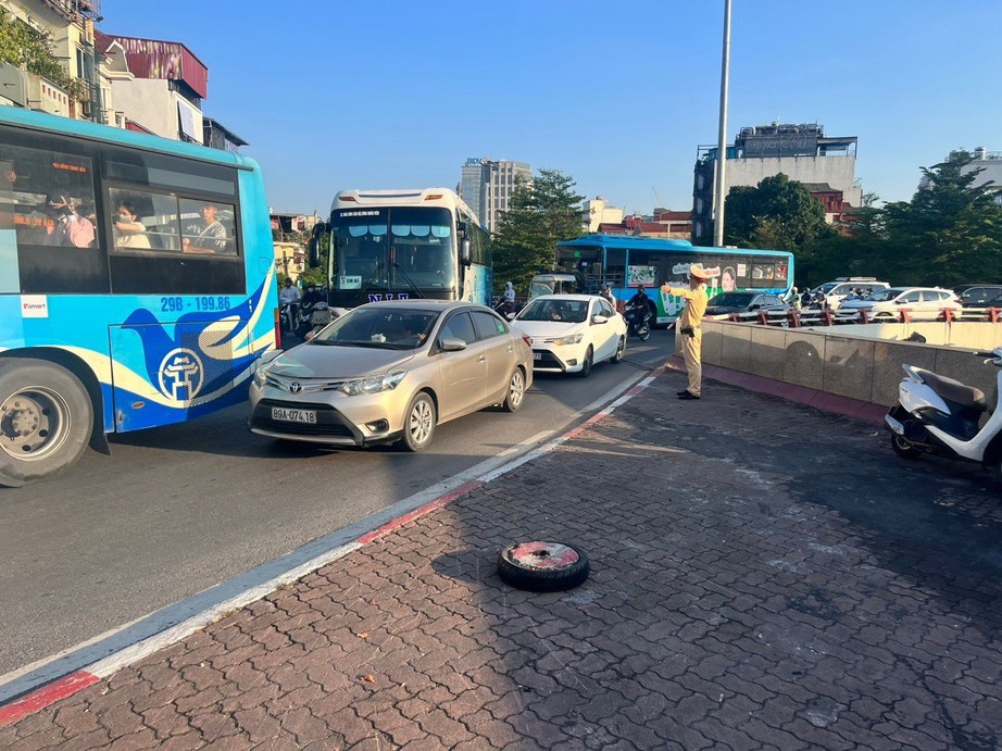 Người d&acirc;n bắt đầu nghỉ lễ 2/9, t&igrave;nh h&igrave;nh t&agrave;u xe, giao th&ocirc;ng ra sao? - Ảnh 8.