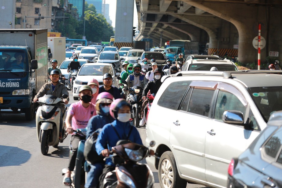 Người d&acirc;n bắt đầu nghỉ lễ 2/9, t&igrave;nh h&igrave;nh t&agrave;u xe, giao th&ocirc;ng ra sao? - Ảnh 4.