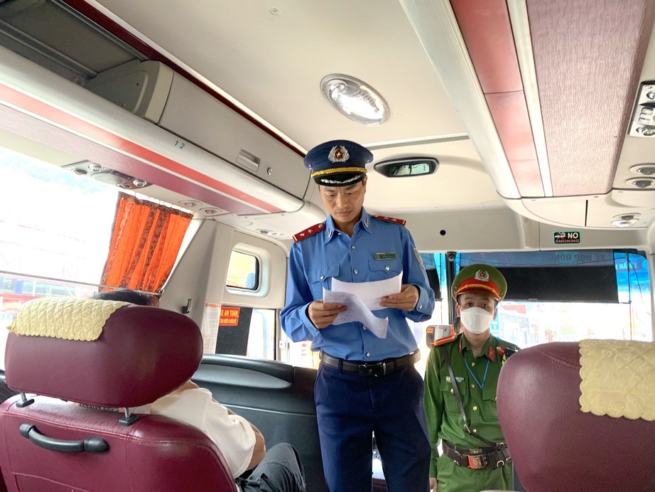 Đi xe kh&aacute;ch bị nhồi nh&eacute;t, người d&acirc;n phản &aacute;nh thế n&agrave;o? - Ảnh 1.