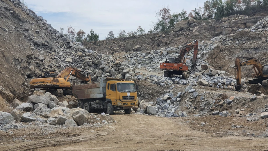 KKT Dung Quất: Mỏ đ&aacute; B&igrave;nh Đ&ocirc;ng v&agrave; B&igrave;nh Thuận chiếm đường đổ đ&aacute; cao như n&uacute;i   - Ảnh 3.