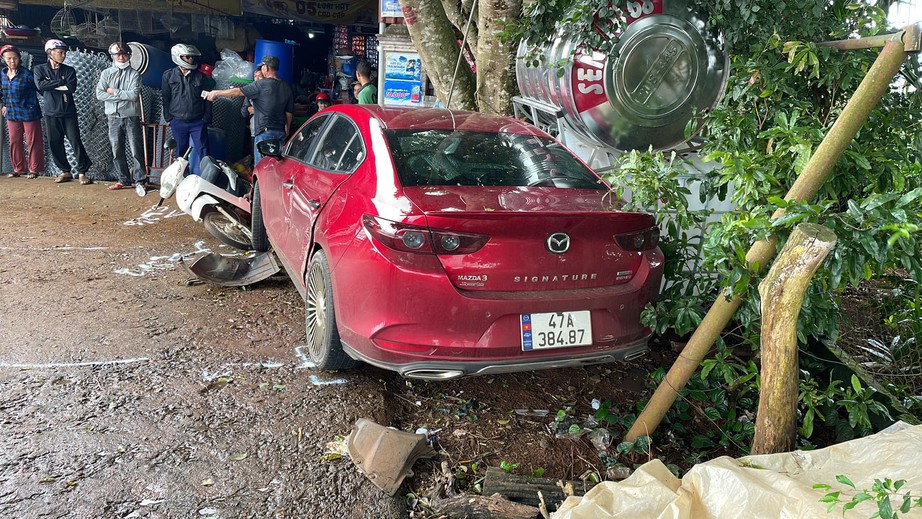 Tai nan li&ecirc;n ho&agrave;n, xe &ocirc; t&ocirc; con bay v&agrave;o nh&agrave; d&acirc;n - Ảnh 1.