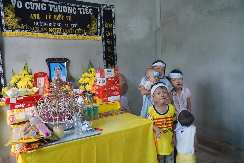 Chồng mất vì tai nạn, vợ bệnh tật gồng gánh nuôi 4 con thơ - Ảnh 1. Chồng mất vì tai nạn, vợ bệnh tật gồng gánh nuôi 4 con thơ - Ảnh 1.