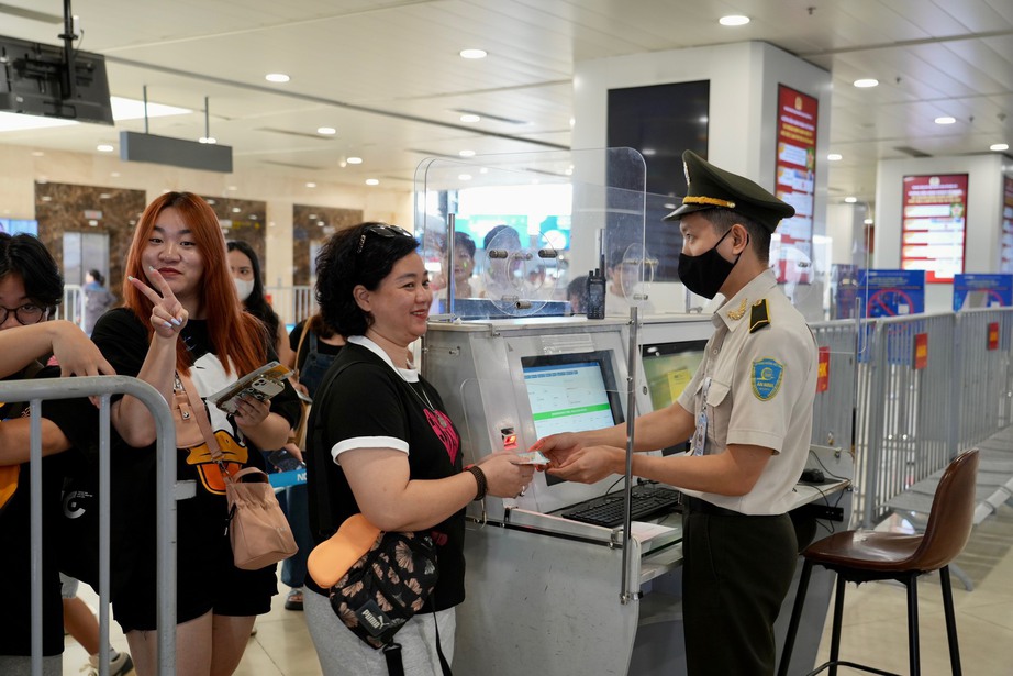97 ngh&igrave;n kh&aacute;ch qua s&acirc;n bay Nội B&agrave;i ng&agrave;y đầu nghỉ lễ 2/9 - Ảnh 2.