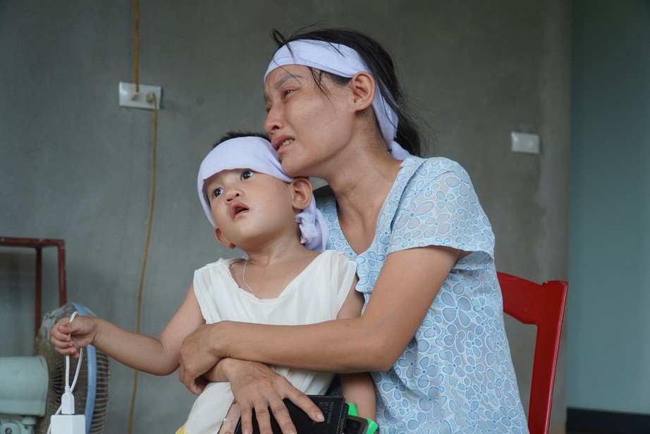 Chồng mất vì tai nạn, vợ bệnh tật gồng gánh nuôi 4 con thơ - Ảnh 2. Chồng mất vì tai nạn, vợ bệnh tật gồng gánh nuôi 4 con thơ - Ảnh 2.