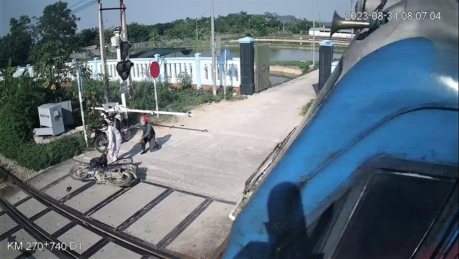 Nữ c&ocirc;ng nh&acirc;n th&ocirc;ng tin đường sắt cứu người tho&aacute;t t&agrave;u đ&acirc;m - Ảnh 1.