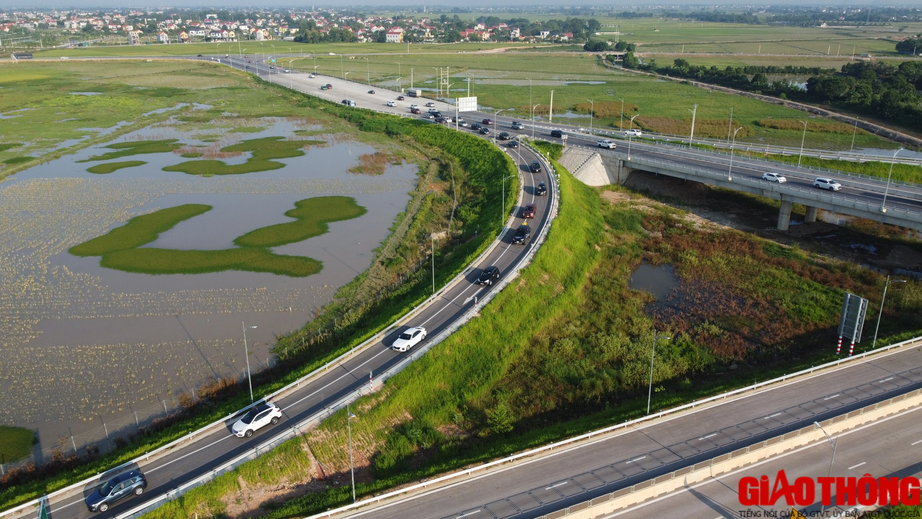 Người d&acirc;n h&aacute;o hức được đi v&agrave;o cao tốc mới - Ảnh 1.