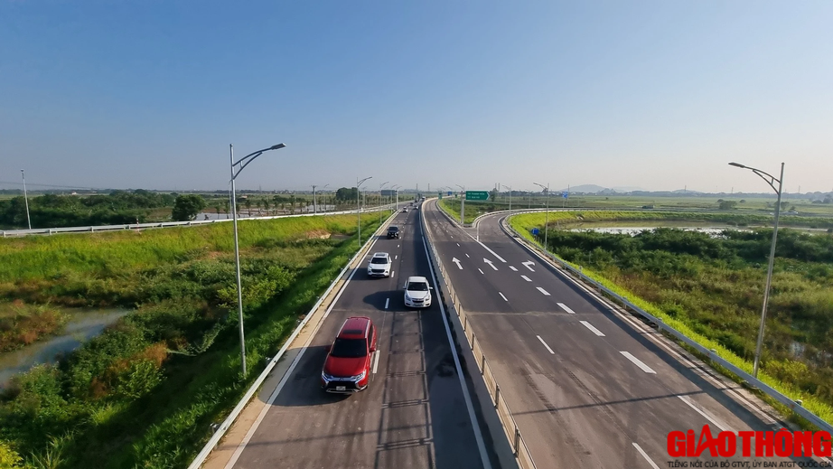Người d&acirc;n h&aacute;o hức được đi v&agrave;o cao tốc mới - Ảnh 2.