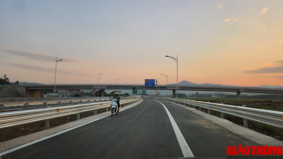 Người d&acirc;n h&aacute;o hức được đi v&agrave;o cao tốc mới - Ảnh 5.