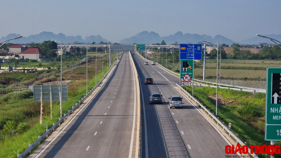 C&aacute;c phương tiện đi cao tốc th&ocirc;ng tho&aacute;ng, QL1A giảm tải - Ảnh 1.