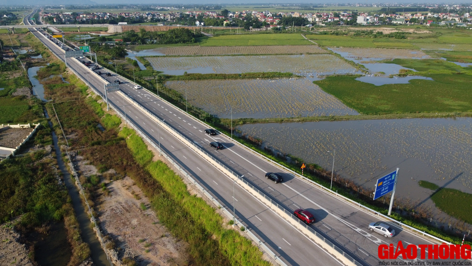 C&aacute;c phương tiện đi cao tốc th&ocirc;ng tho&aacute;ng, QL1A giảm tải - Ảnh 2.