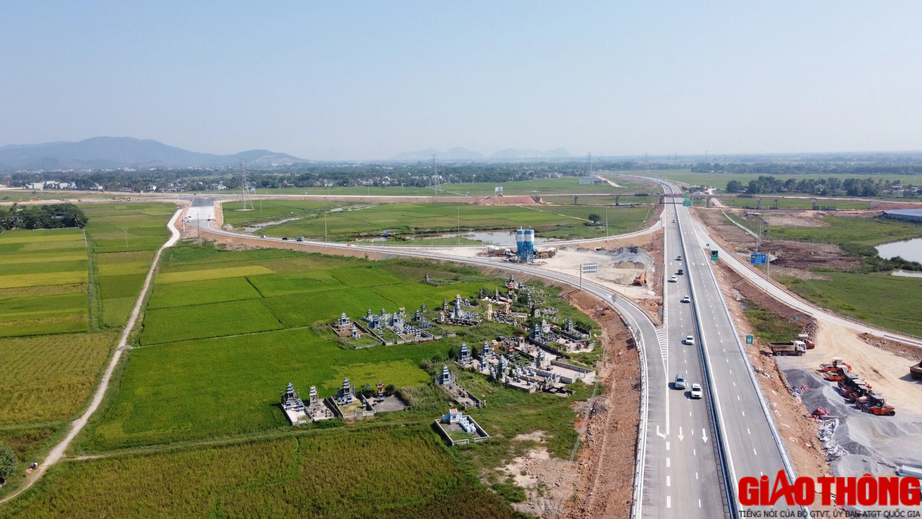 C&aacute;c phương tiện đi cao tốc th&ocirc;ng tho&aacute;ng, QL1A giảm tải - Ảnh 5.