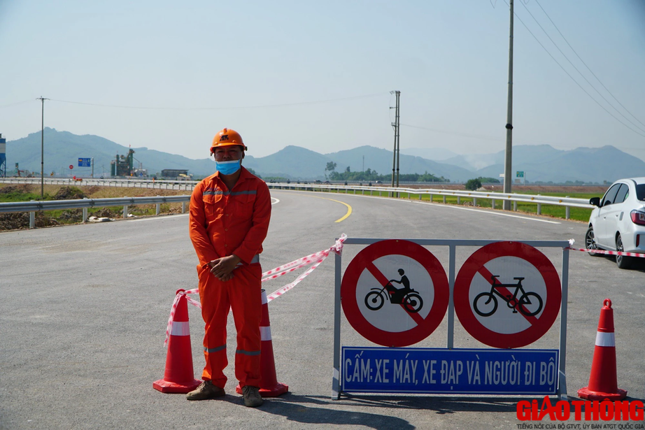 C&aacute;c phương tiện đi cao tốc th&ocirc;ng tho&aacute;ng, QL1A giảm tải - Ảnh 4.