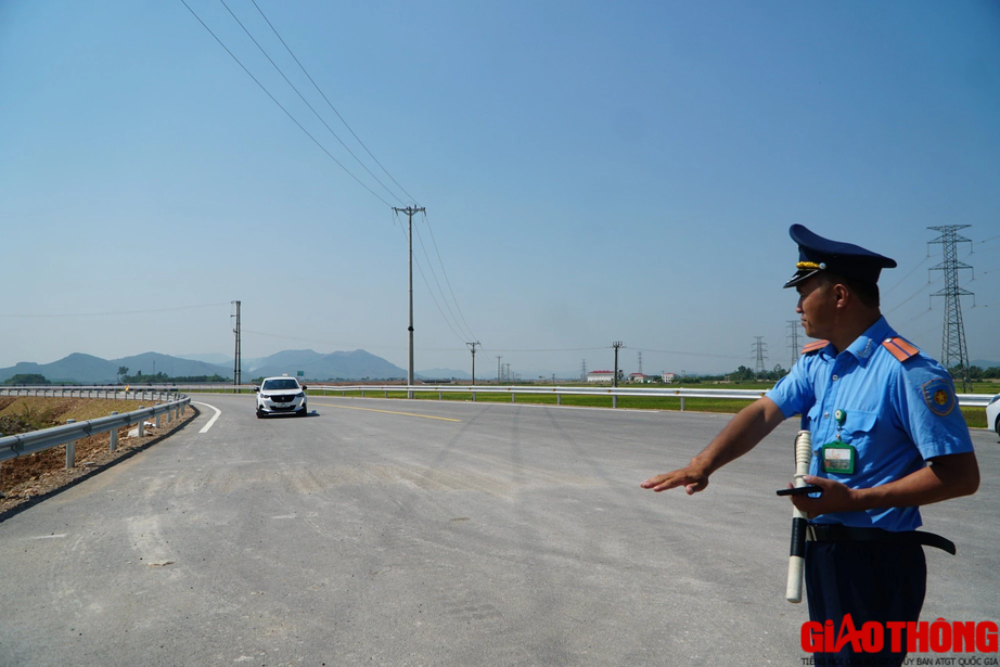 C&aacute;c phương tiện đi cao tốc th&ocirc;ng tho&aacute;ng, QL1A giảm tải - Ảnh 3.